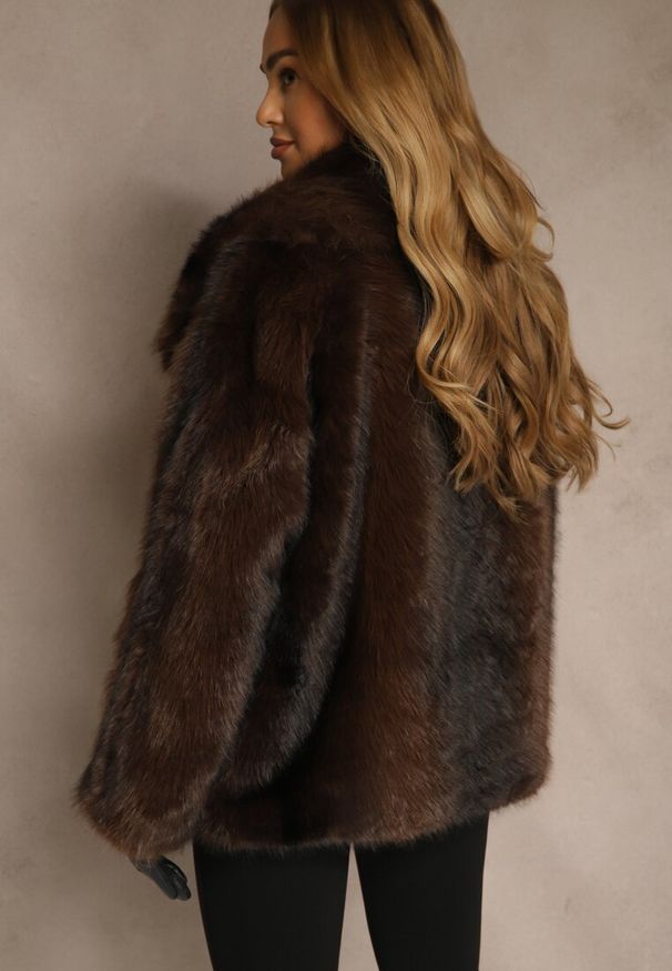 Renee - Brązowa Jednorzędowa Kurtka Futerko z Szerokim Kołnierzem Tesandra. Okazja: na co dzień. Kolor: brązowy. Materiał: futro. Styl: casual, retro, klasyczny