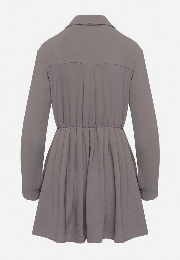 Born2be - Szara Asymetryczna Sukienka o Koszulowym Kroju z Gumką w Talii Elodina. Kolor: szary. Długość rękawa: długi rękaw. Typ sukienki: asymetryczne, koszulowe. Styl: elegancki, sportowy