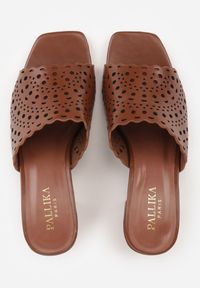 Renee - Brązowe Ażurowe Klapki na Słupkowym Obcasie z Kwadratowym Noskiem Lumetia. Okazja: na co dzień. Kolor: brązowy. Wzór: ażurowy. Sezon: lato. Obcas: na obcasie. Styl: boho, casual. Wysokość obcasa: średni #4