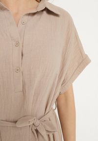 Born2be - Ciemnobeżowa Sukienka z Wiskozy o Koszulowym Kroju z Wiązanym Paskiem Danisna. Okazja: na co dzień. Kolor: beżowy. Materiał: wiskoza. Długość rękawa: krótki rękaw. Wzór: aplikacja. Typ sukienki: koszulowe. Styl: klasyczny, casual, elegancki. Długość: midi #4