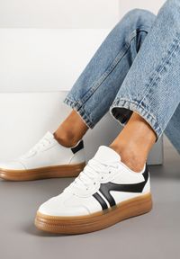 Renee - Biało-Czarne Sneakersy Klasyczne Tenisówki Zdobione Przeszyciami Alatira. Okazja: na co dzień. Kolor: biały. Materiał: jeans. Wzór: aplikacja #1