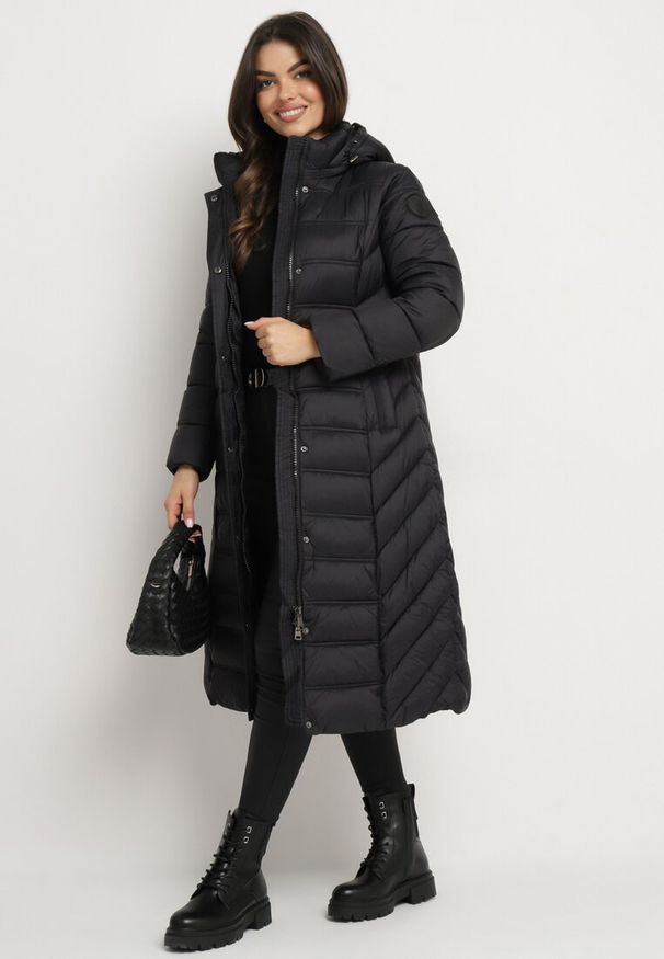 Born2be - Czarna Kurtka Pikowana o Długim Fasonie z Odpinanym Kapturem Reanora. Okazja: do pracy, na spacer, na co dzień. Kolor: czarny. Materiał: dzianina, jeans. Długość rękawa: długi rękaw. Długość: długie. Styl: casual