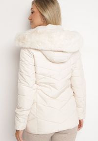 Born2be - Jasnobeżowa Pikowana Kurtka z Odpinanym Kapturem z Futerkiem Zinmora. Okazja: na co dzień. Kolor: beżowy. Materiał: futro. Długość rękawa: długi rękaw. Długość: długie. Sezon: zima. Styl: klasyczny, casual, elegancki #3