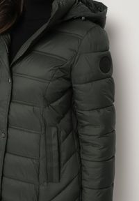 Born2be - Ciemnozielona Kurtka Pikowana o Długim Fasonie z Odpinanym Kapturem Reanora. Okazja: na spacer, na co dzień, do pracy. Kolor: zielony. Materiał: dzianina, jeans. Długość rękawa: długi rękaw. Długość: długie. Styl: casual #4