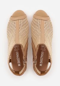 Renee - Beżowe Botki Peep Toe z Plecionki na Słupku ze Skórzaną Wkładką Alenika. Okazja: na randkę. Nosek buta: otwarty. Kolor: beżowy. Materiał: skóra. Wzór: haft. Obcas: na słupku. Styl: boho #2