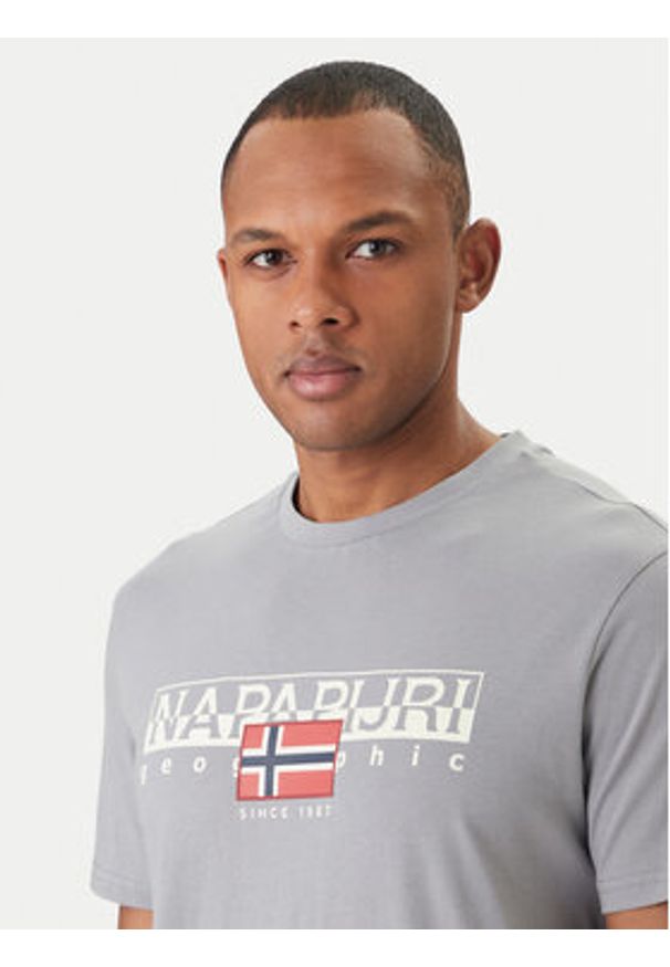 Napapijri T-Shirt S-Aylmer NP0A4HTO Szary Regular Fit. Kolor: szary. Materiał: bawełna