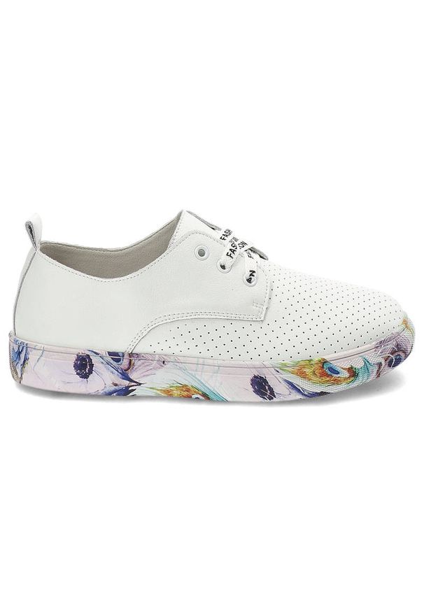 Białe Półbuty Artiker Na Ozdobnej Podeszwie. Kolor: biały. Materiał: skóra. Szerokość cholewki: normalna. Wzór: aplikacja