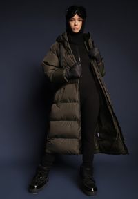 Renee - Zielona Długa Kurtka Pikowana z Kapturem Serea. Okazja: na co dzień. Typ kołnierza: kaptur. Kolor: zielony. Materiał: jeans. Długość: długie. Styl: casual