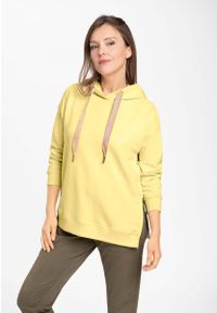 Volcano - Żółta bluza damska z kapturem B‑COCO. Typ kołnierza: kaptur. Kolor: żółty. Materiał: materiał, bawełna, elastan, dresówka, dzianina, włókno. Wzór: haft, aplikacja #1