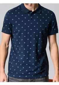 Sinsay - Koszulka polo ze wzorem - granatowy. Typ kołnierza: polo. Kolor: niebieski