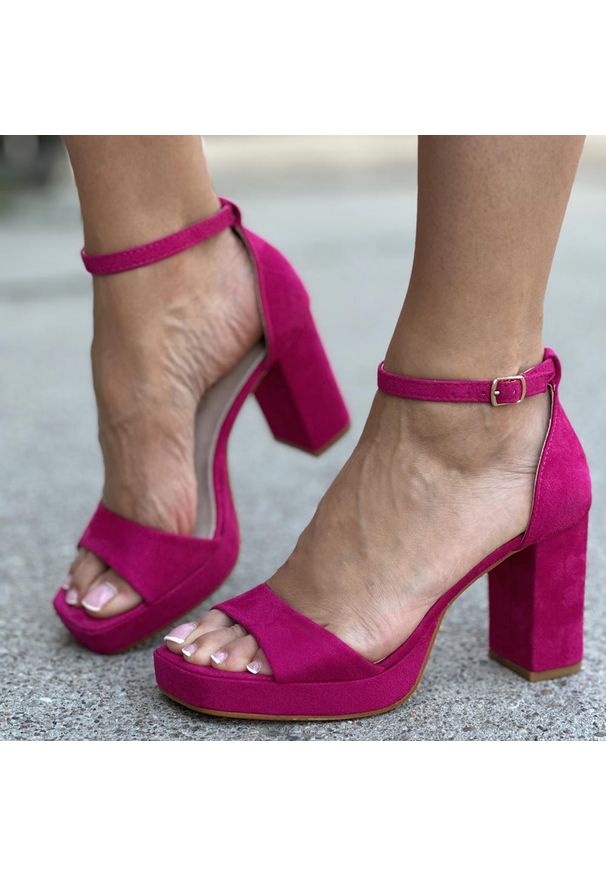 POTOCKI - Fuksja zamszowe sandały damskie na platformie Potocki 31001. Kolor: różowy. Materiał: zamsz. Obcas: na platformie