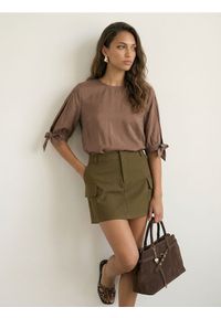 Sinsay - Koszulowa bluzka regular fit z wiskozą - beżowy. Kolor: beżowy. Materiał: wiskoza