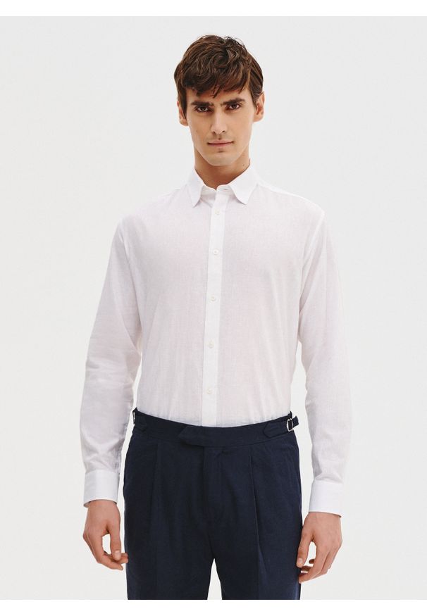 Pako Lorente - PAKO LORENTE – Biała koszula z lnu i bawełny. Kolor: biały, niebieski. Materiał: len, bawełna. Długość rękawa: długi rękaw. Długość: długie. Sezon: wiosna, lato