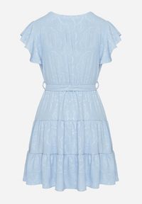 Born2be - Jasnoniebieska Kopertowa Sukienka Ozdobiona Falbanami i Paskiem Liliessa. Okazja: na co dzień. Typ kołnierza: dekolt w kształcie V. Kolor: niebieski. Wzór: aplikacja. Typ sukienki: kopertowe. Styl: elegancki, casual, klasyczny #7