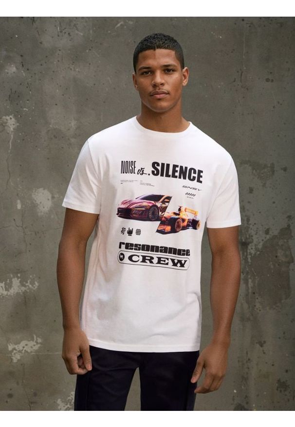 Sinsay - Bawełniana koszulka z nadrukiem - biały. Kolor: biały. Materiał: bawełna. Wzór: nadruk