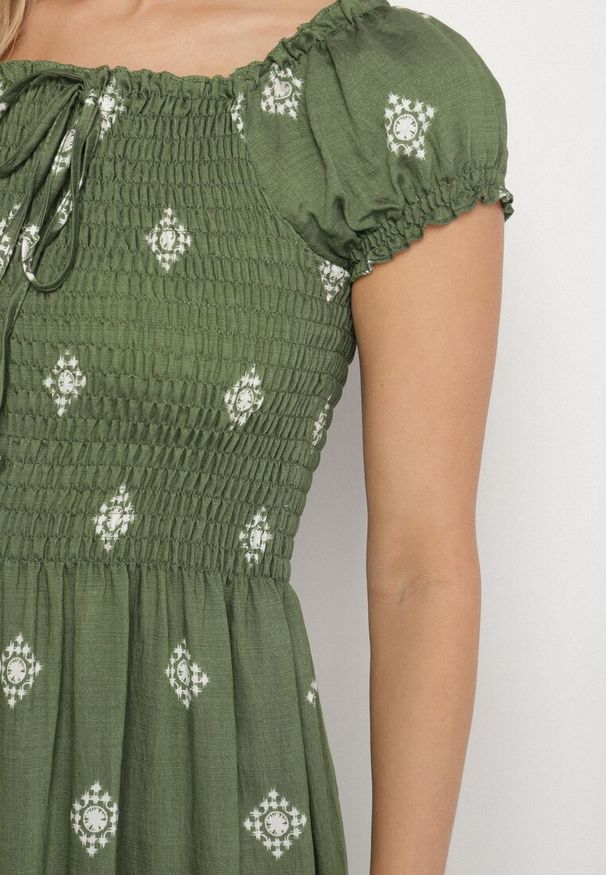 Born2be - Zielona Sukienka z Wiskozy ze Wzorem Boho Ellirose. Okazja: na co dzień. Kolor: zielony. Materiał: wiskoza. Wzór: aplikacja. Sezon: wiosna. Styl: boho