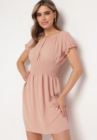 Born2be - Ciemnoróżowa Rozkloszowana Sukienka Typu Hiszpanka z Gumką w Pasie Tiadella. Okazja: na co dzień. Typ kołnierza: dekolt hiszpanka. Kolor: różowy. Długość rękawa: krótki rękaw. Sezon: wiosna, lato. Typ sukienki: proste. Styl: casual, elegancki #1