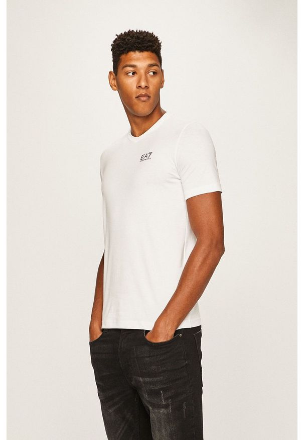 EA7 Emporio Armani - T-shirt. Okazja: na co dzień. Kolor: biały. Materiał: dzianina. Styl: casual