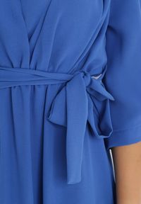 Born2be - Niebieska Sukienka Rheniolea. Typ kołnierza: dekolt kopertowy. Kolor: niebieski. Typ sukienki: kopertowe. Styl: elegancki. Długość: midi