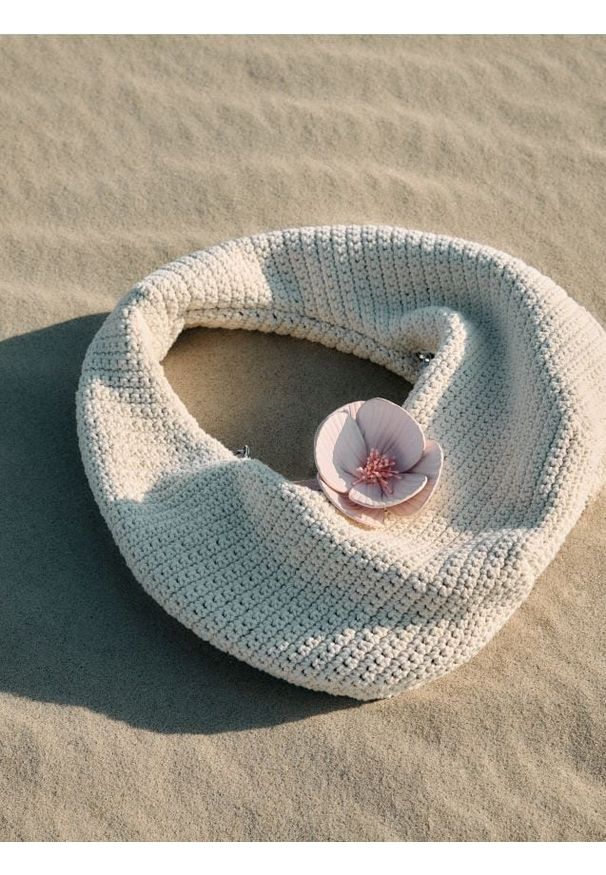 Reserved - Szydełkowana torebka z zawieszką - złamana biel