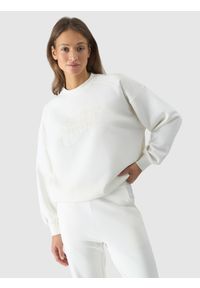 4f - 4F Bluza dresowa nierozpinana bez kaptura damska - biała M. Okazja: na co dzień. Typ kołnierza: bez kaptura. Kolor: biały. Materiał: dresówka. Długość rękawa: raglanowy rękaw. Wzór: gładki, ze splotem, nadruk, napisy. Styl: klasyczny, sportowy, casual