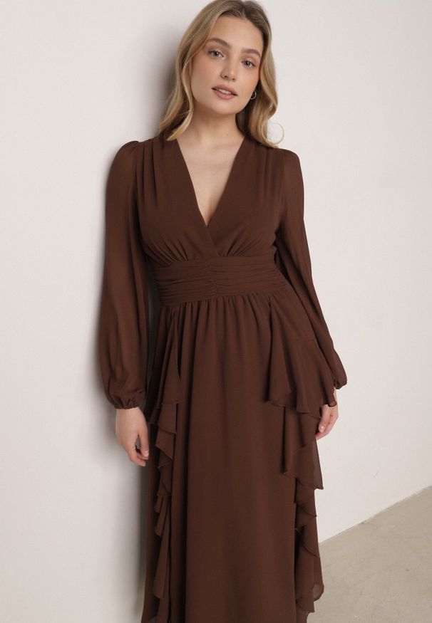Born2be - Brązowa Romantyczna Sukienka Koktajlowa z Falbanami i Marszczeniem w Pasie Aranilla. Typ kołnierza: kołnierz z falbankami. Kolor: brązowy. Materiał: tkanina, materiał. Wzór: gładki, aplikacja. Typ sukienki: rozkloszowane. Styl: wizytowy