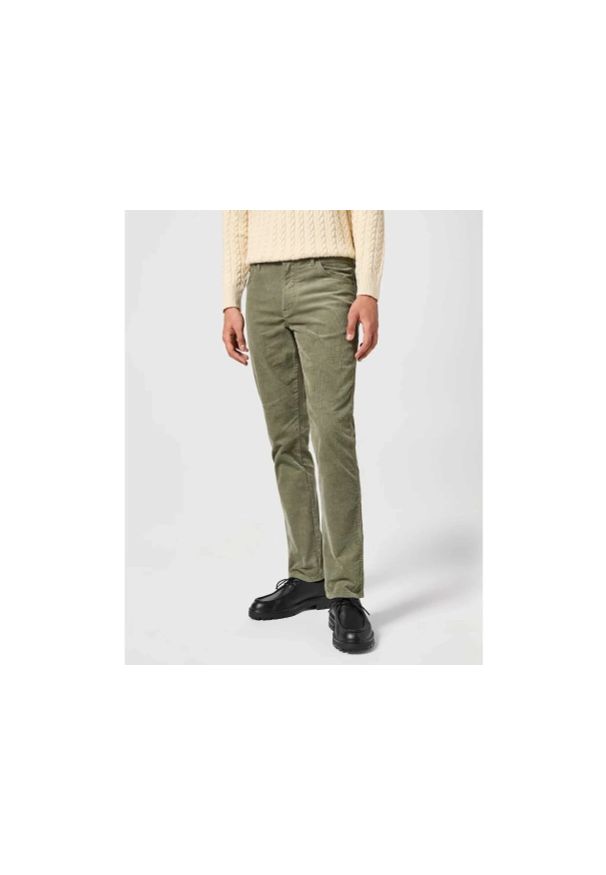 Wrangler - WRANGLER MĘSKIE SPODNIE SZTRUKSOWE TEXAS SLIM DUSTY OLIVE 112358038. Materiał: sztruks