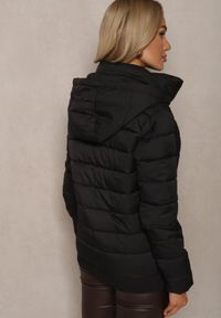 Renee - Czarna Kurtka z Pikowanymi Przeszyciami z Odpinanym Kapturem i Ściągaczem w Talii Sintavia. Okazja: na co dzień. Kolor: czarny. Materiał: jeans. Styl: casual #4