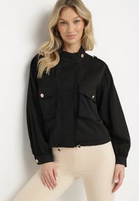 Born2be - Czarna Kurtka ze Stójką i Ozdobnymi Guzikami Ściągana w Pasie Troczkiem Basalle. Okazja: na co dzień. Typ kołnierza: kołnierzyk stójkowy. Kolor: czarny. Materiał: jeans. Styl: casual, elegancki #1