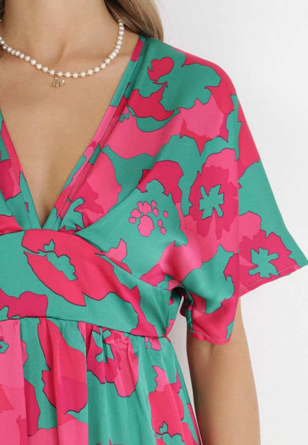 Born2be - Zielona Rozkloszowana Sukienka Maxi w Kwiaty Olvera. Kolor: zielony. Wzór: kwiaty. Długość: maxi