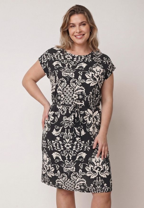Born2be - Czarna Pudełkowa Sukienka z Wiskozy w Stylu Casual z Wiązanym Paskiem Tepena. Okazja: na co dzień. Kolekcja: plus size. Kolor: czarny. Materiał: wiskoza. Sezon: lato. Typ sukienki: proste. Styl: casual