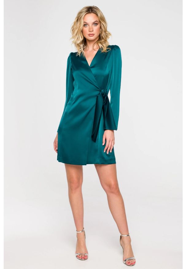 Sukienki.shop - Sukienka satynowa kopertowa mini z wiązaniem w talii zielona. Okazja: na ślub cywilny, na wesele, na imprezę. Kolor: zielony, czerwony. Materiał: satyna. Długość rękawa: długi rękaw. Typ sukienki: kopertowe. Styl: wizytowy. Długość: mini