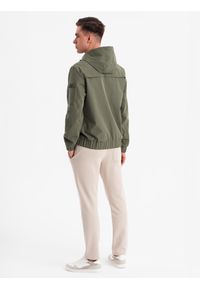Ombre Clothing - Męska funkcjonalna kurtka przejściowa z kapturem – oliwkowa V2 - Rozmiar: S. Okazja: na co dzień. Typ kołnierza: kaptur. Kolor: oliwkowy. Materiał: tkanina, poliester, materiał. Wzór: gładki. Styl: casual #5