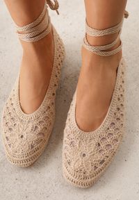 Renee - Ciemnobeżowe Boho Balerinki VICES z Szydełkową Cholewką i Wiązaniem Wokół Kostki Arriria. Okazja: na co dzień. Kolor: beżowy. Materiał: len. Szerokość cholewki: normalna. Wzór: aplikacja. Sezon: lato. Styl: boho #8