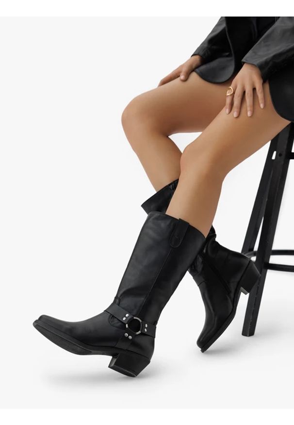 Ryłko - Czarne kozaki biker ze skóry licowej. Okazja: na co dzień. Zapięcie: klamry. Kolor: czarny. Materiał: skóra. Szerokość cholewki: normalna. Obcas: na obcasie. Styl: rockowy, street, casual. Wysokość obcasa: średni
