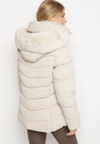 Born2be - Ciemnobeżowa Taliowana Kurtka z Pikowanymi Przeszyciami i Kapturem z Futrem Acindria. Okazja: na co dzień. Kolekcja: plus size. Kolor: beżowy. Materiał: futro. Styl: casual #4