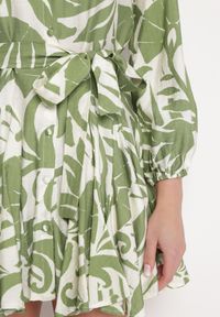 Born2be - Zielona Rozkloszowana Sukienka Mini z Paskiem Zdobiona Abstrakcyjnym Wzorem Frelia. Kolor: zielony. Materiał: materiał. Wzór: aplikacja. Typ sukienki: koszulowe. Długość: mini #6