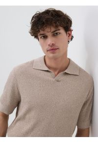 Reserved - Strukturalny sweter polo - beżowy. Typ kołnierza: polo. Kolor: beżowy. Materiał: dzianina, bawełna