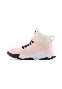 Buty dziecięce New Balance PT800TFP – różowe. Okazja: na co dzień. Wysokość cholewki: przed kolano. Kolor: różowy. Materiał: guma, materiał, syntetyk. Szerokość cholewki: normalna. Sezon: zima #5