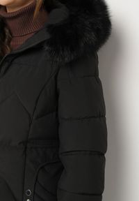 Born2be - Czarna Pikowana Kurtka o Taliowanym Kroju z Kapturem z Futerkiem Sintinnella. Okazja: na co dzień. Typ kołnierza: kaptur. Kolor: czarny. Materiał: futro. Sezon: zima, jesień. Styl: elegancki, casual #4