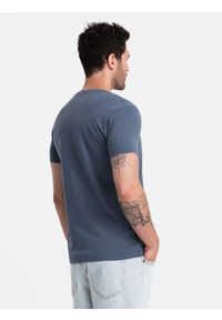 Ombre Clothing - Męska klasyczna bawełniana koszulka z dekoltem w serek BASIC – niebieski melanż V18. Typ kołnierza: dekolt w serek. Kolor: niebieski. Materiał: bawełna. Wzór: melanż. Styl: klasyczny #2
