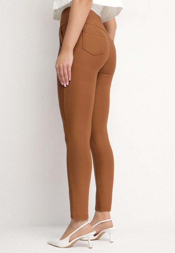 Born2be - Jasnobrązowe Spodnie o Dopasowanym Kroju z Wysokim Stanem i Gumką w Talii Helbia. Okazja: na co dzień. Stan: podwyższony. Kolor: brązowy. Styl: casual, elegancki