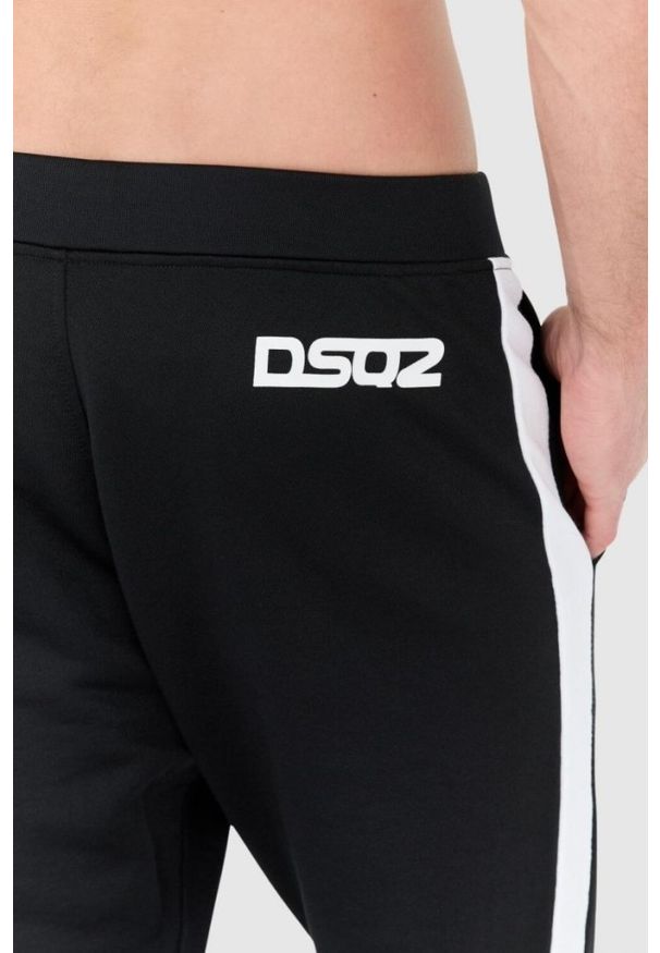 DSQUARED2 Czarne dresy z białymi lampasami. Kolor: czarny. Materiał: bawełna
