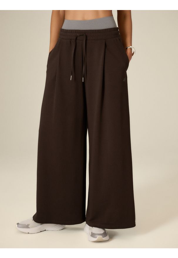 4f - 4F Spodnie dresowe z szerokimi nogawkami damskie - brązowe XS. Stan: podwyższony. Kolor: brązowy. Materiał: dresówka. Długość: długie