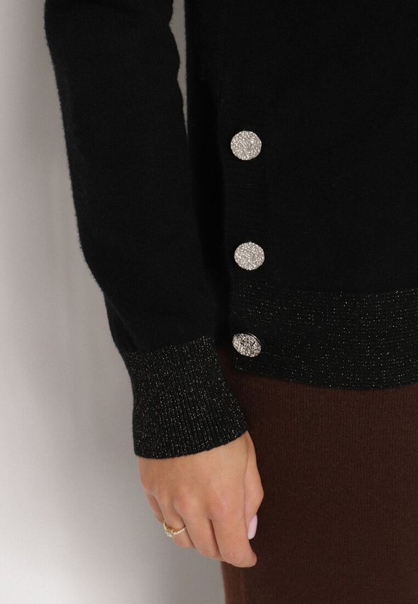 Born2be - Czarny Sweter z Guzikami z Boku Tusiana. Okazja: na co dzień. Kolor: czarny. Materiał: jeans. Styl: klasyczny, casual