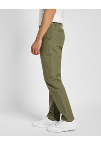 Lee - LEE MĘSKIE SPODNIE MATERIAŁOWE RELAXED WORKWEAR CHINO MERCANTIL GREEN 112355786. Materiał: materiał #4