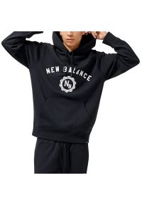 Bluza New Balance MT31901BK - czarna. Okazja: na co dzień. Typ kołnierza: kaptur. Kolor: czarny. Materiał: bawełna, poliester, prążkowany. Wzór: napisy. Styl: casual, klasyczny