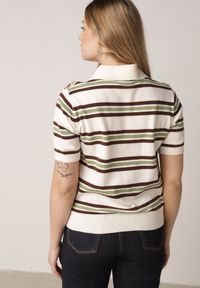 Born2be - Zielono-Kremowy T-shirt Typu Polo z Wiskozą Ozdobiony Guzikami i Paskami Esefia. Okazja: na co dzień. Typ kołnierza: polo. Kolor: zielony. Materiał: wiskoza. Wzór: aplikacja. Styl: casual #3