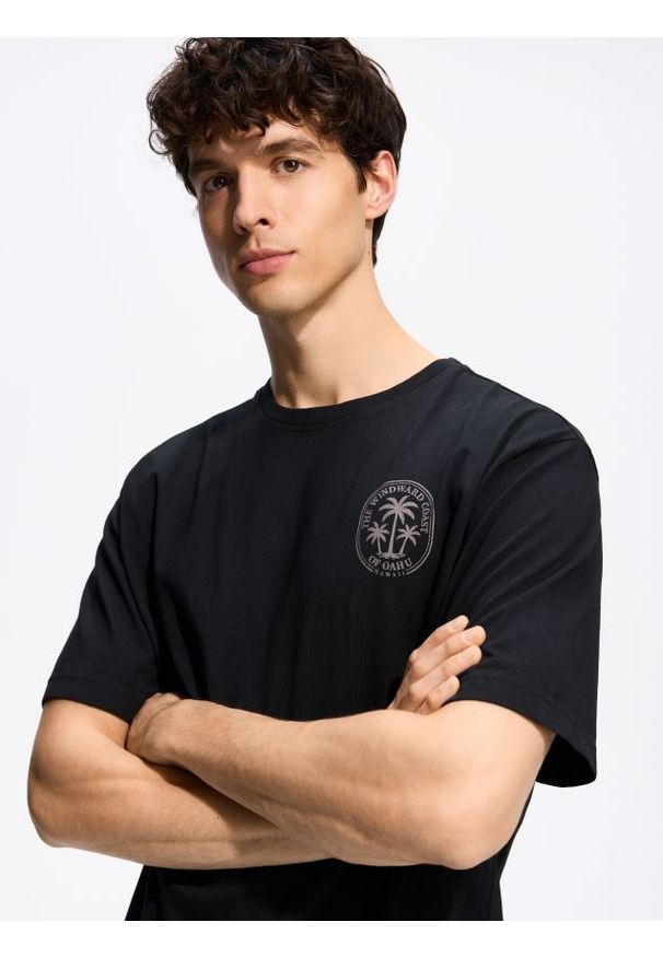 Reserved - T-shirt relaxed z nadrukiem na plecach - czarny. Kolor: czarny. Materiał: bawełna, dzianina. Wzór: nadruk