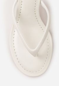 Renee - Białe Minimalistyczne Klapki Japonki na Kaczuszce Saphohsa. Okazja: na co dzień. Kolor: biały. Materiał: skóra. Sezon: lato. Obcas: na szpilce. Styl: casual, elegancki. Wysokość obcasa: średni #6